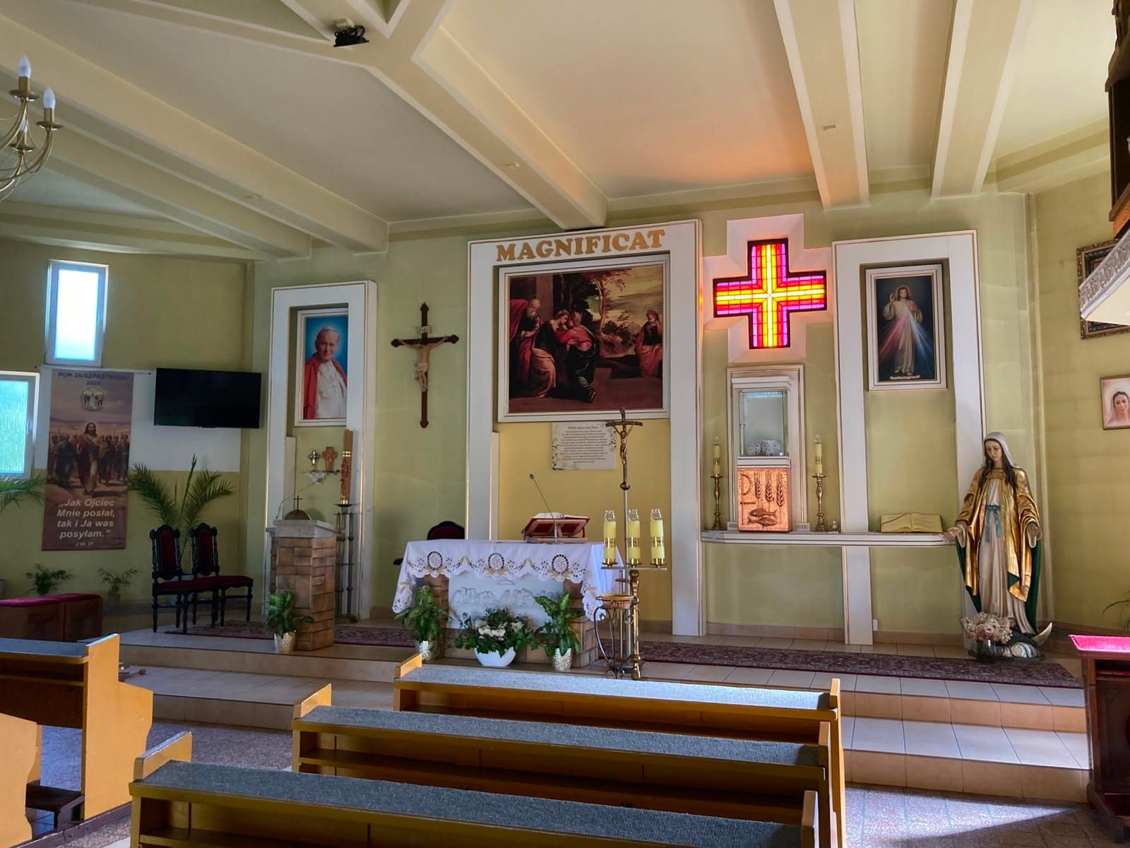 Ołtarz główny „Magnificat" w kościele Nawiedzenia NMP.